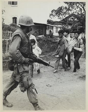 激安人気新品 with photos 50 Approx WAR) VIETNAM many an ground depicting 海外ノンフィクション
